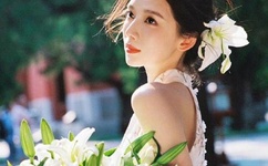 小孩把坤坤放入妈妈里面